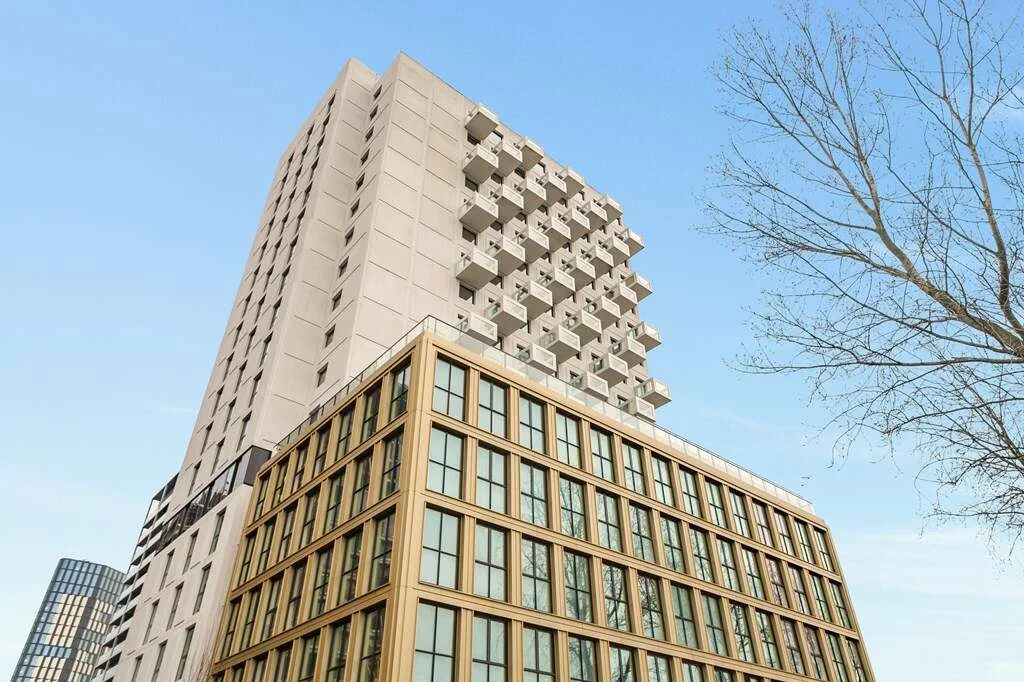 geblurde versie van de foto als achtergrond