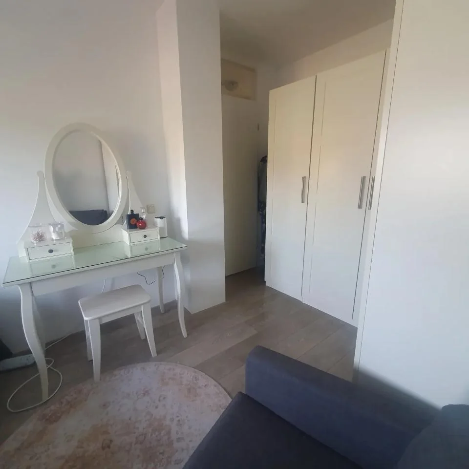 geblurde versie van de foto als achtergrond