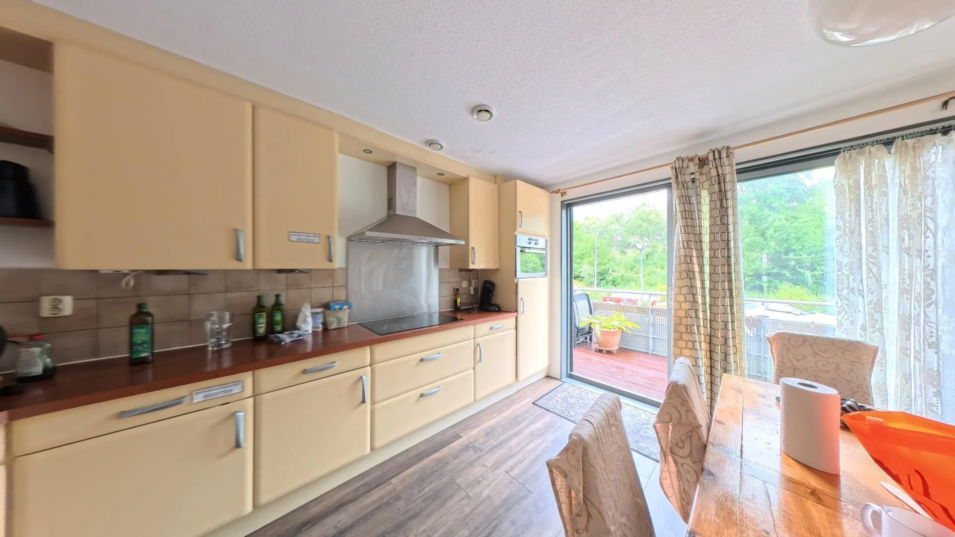 geblurde versie van de foto als achtergrond