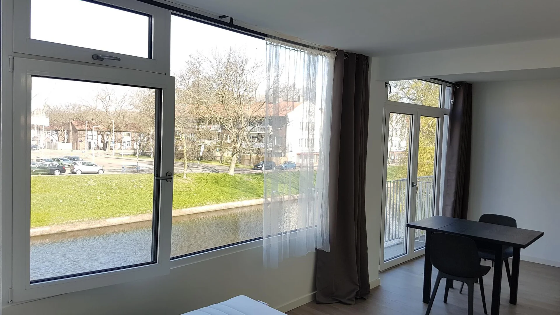 geblurde versie van de foto als achtergrond