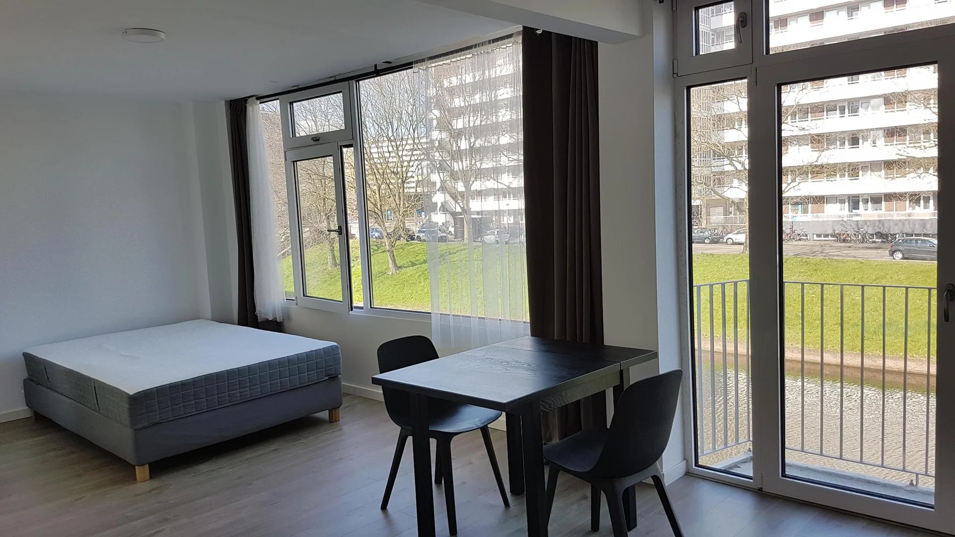 geblurde versie van de foto als achtergrond