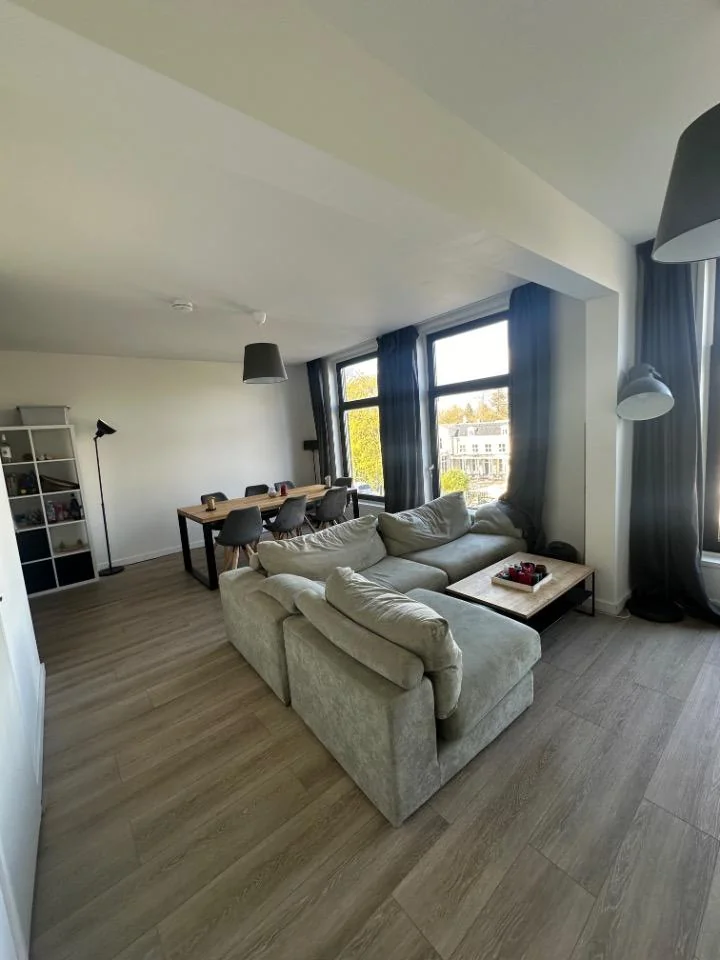 geblurde versie van de foto als achtergrond