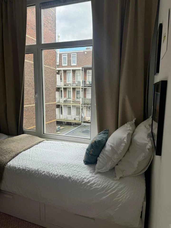 geblurde versie van de foto als achtergrond