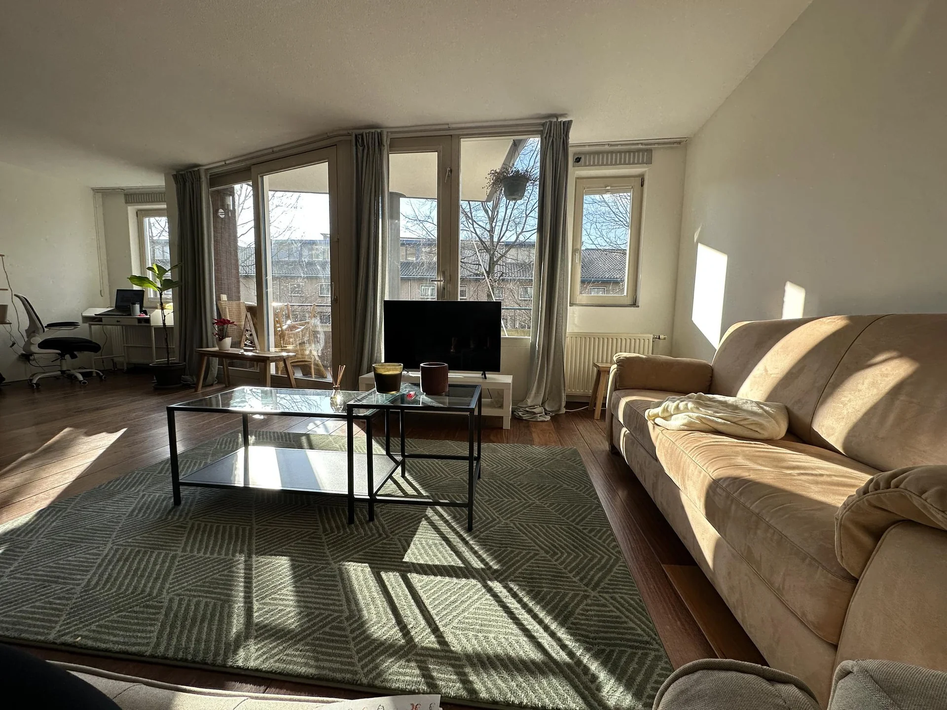 geblurde versie van de foto als achtergrond