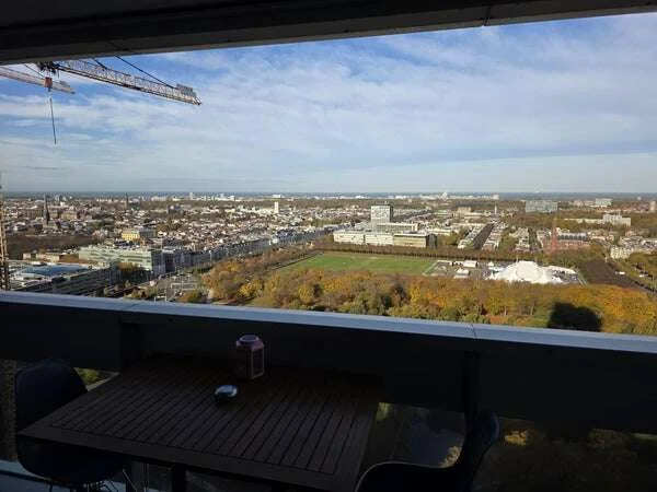 geblurde versie van de foto als achtergrond