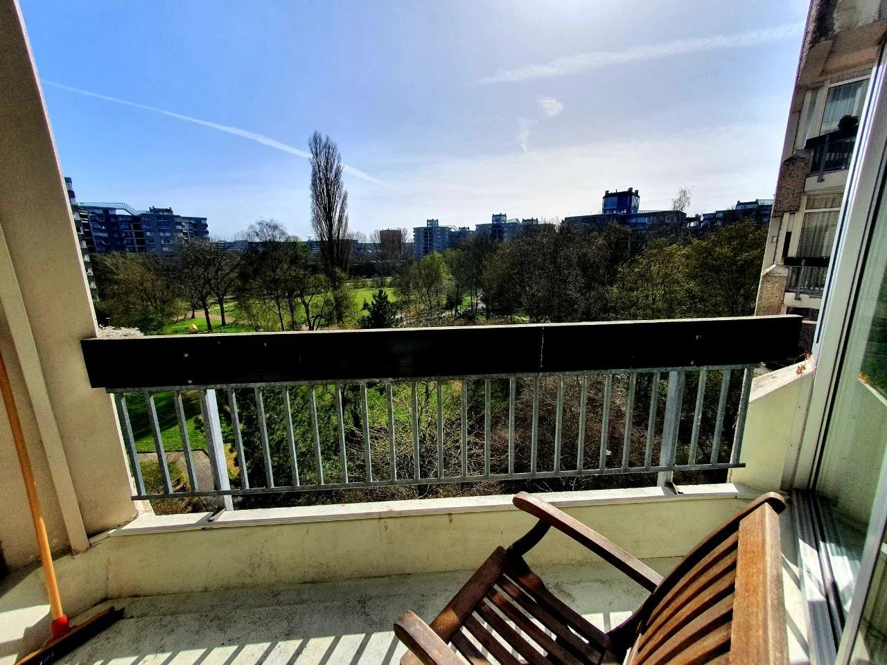 geblurde versie van de foto als achtergrond