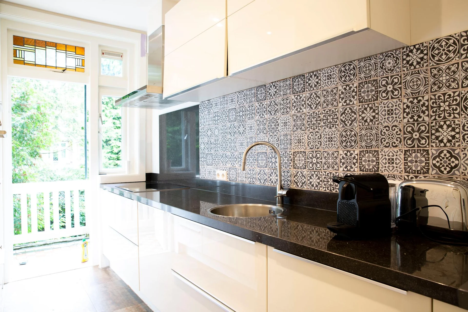 geblurde versie van de foto als achtergrond