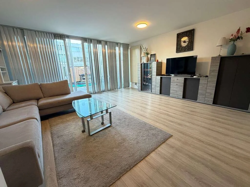 geblurde versie van de foto als achtergrond