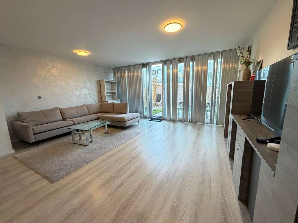 geblurde versie van de foto als achtergrond