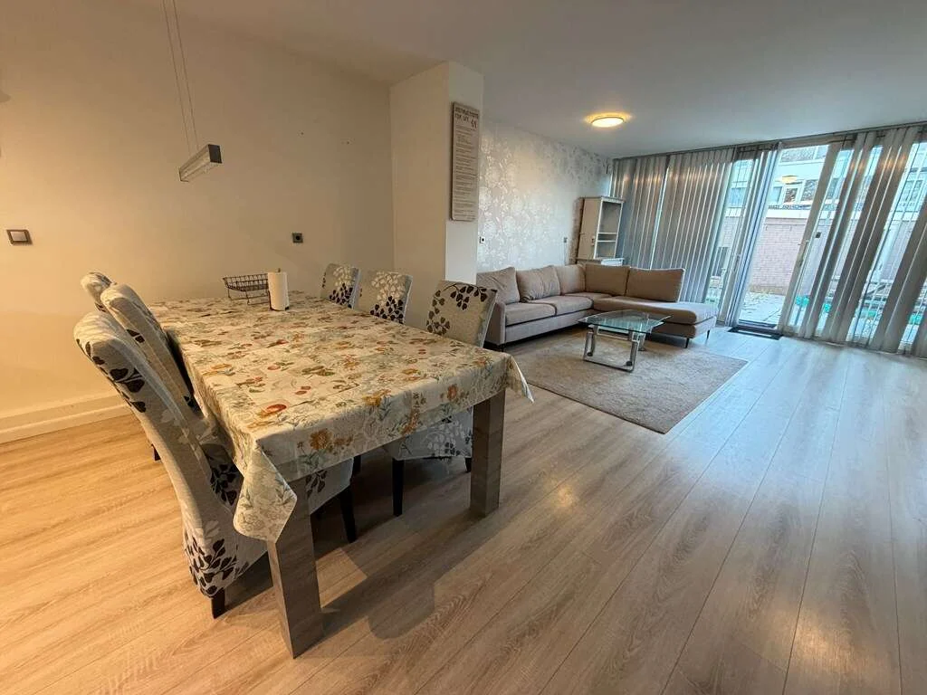 geblurde versie van de foto als achtergrond