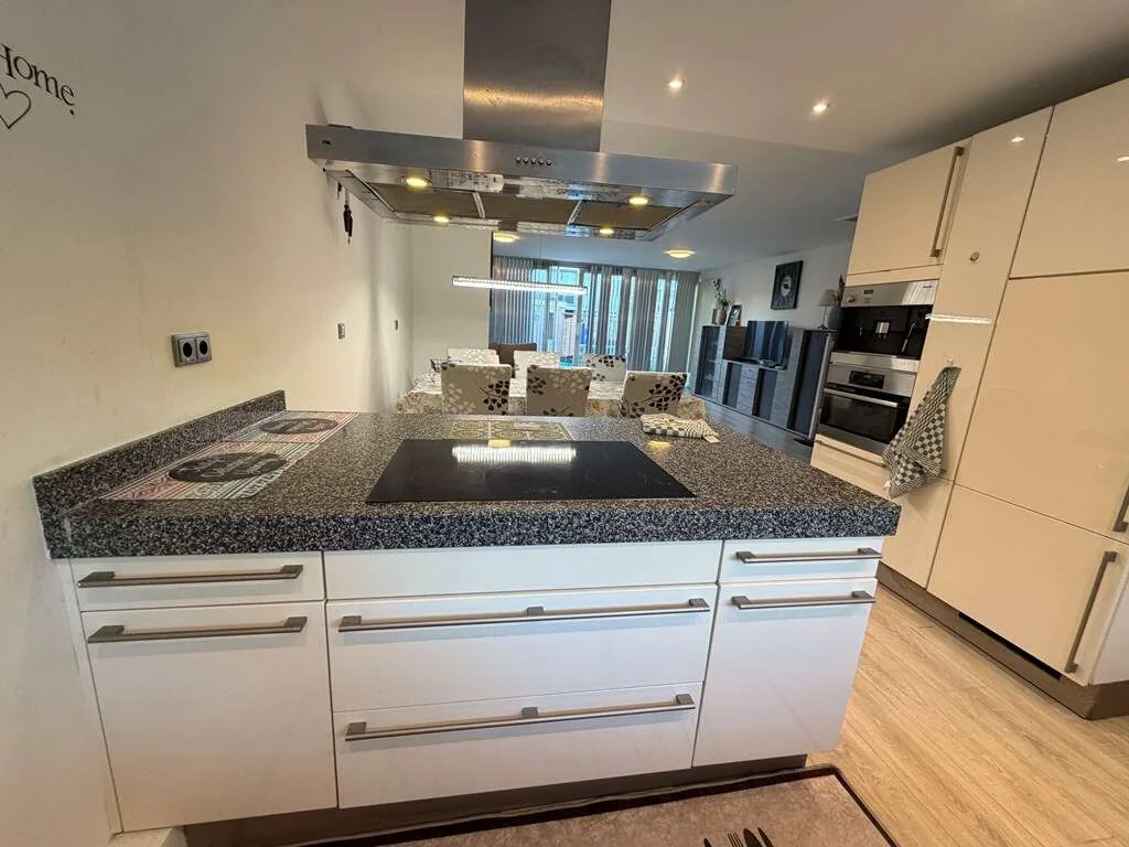 geblurde versie van de foto als achtergrond