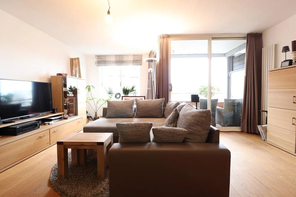 geblurde versie van de foto als achtergrond