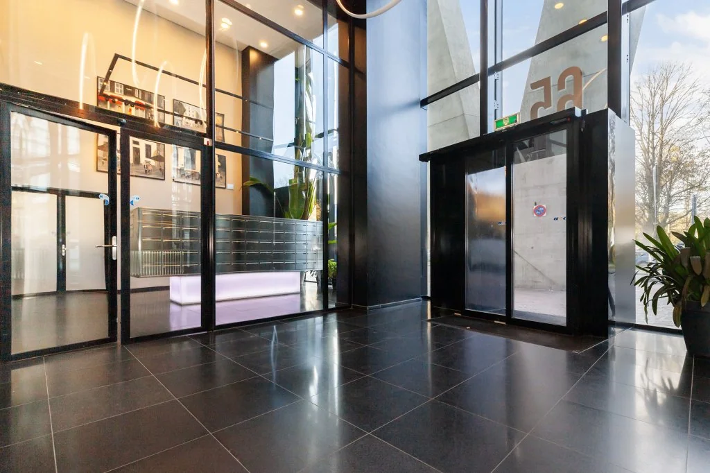 geblurde versie van de foto als achtergrond