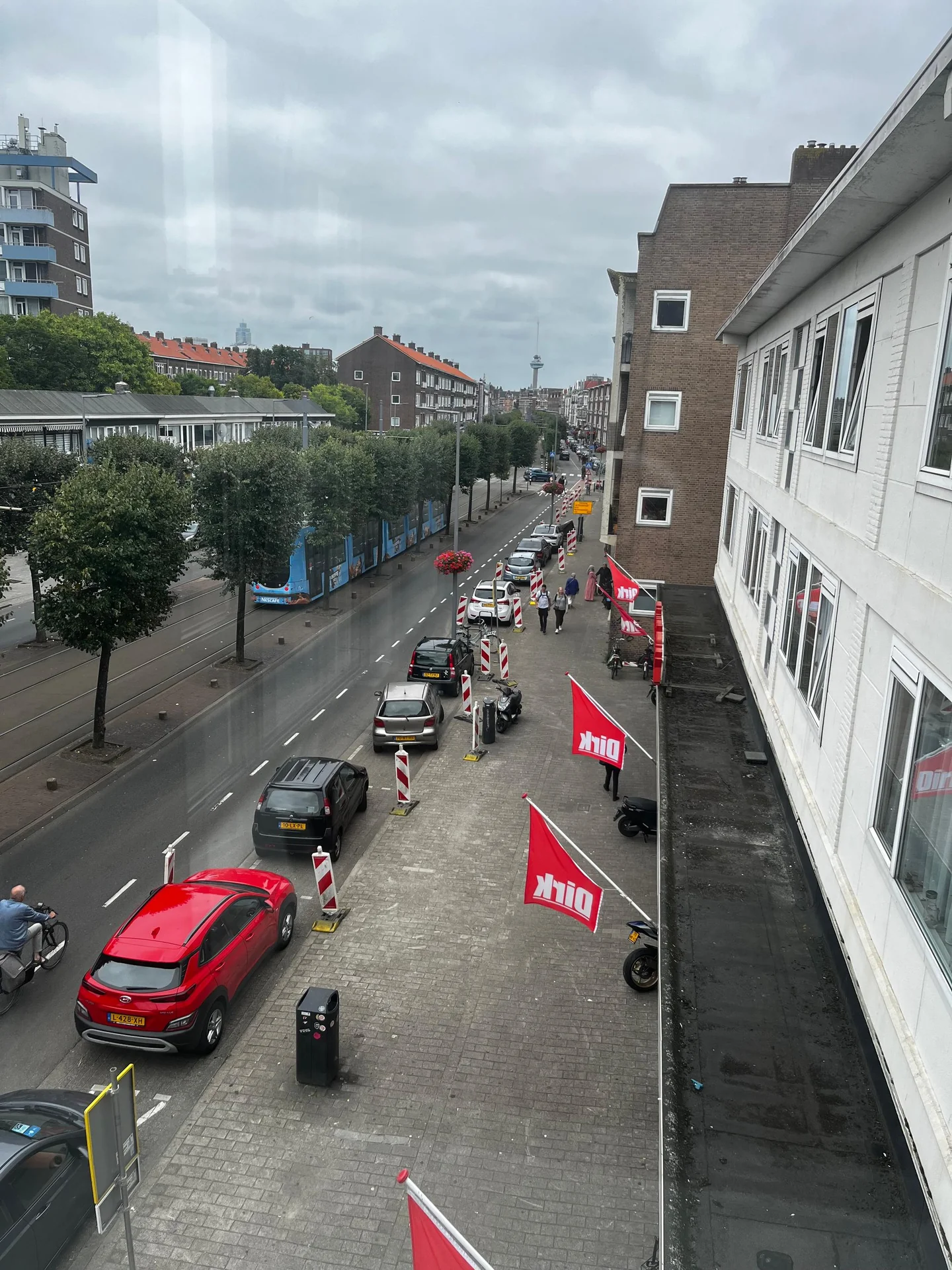 geblurde versie van de foto als achtergrond