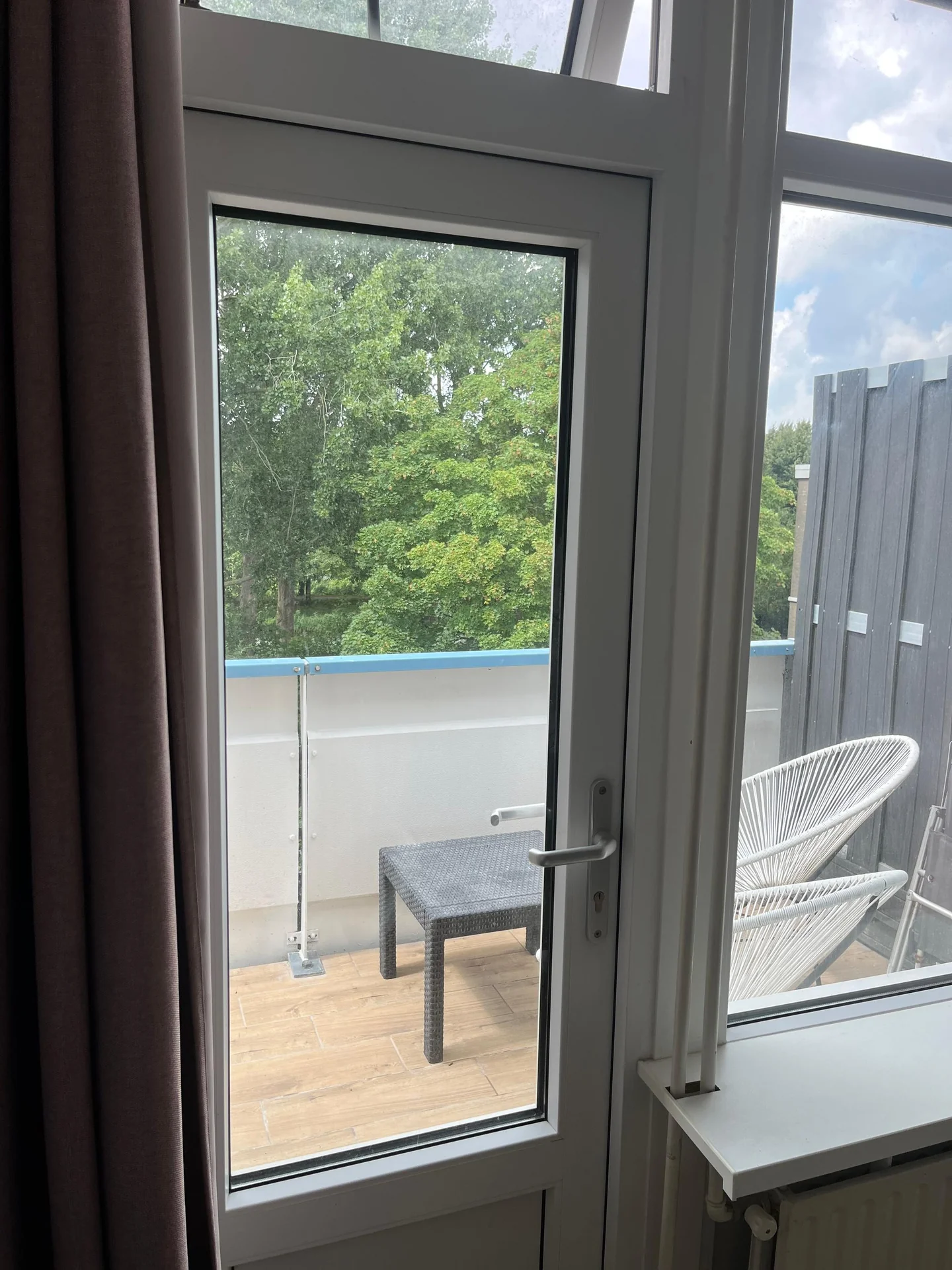 geblurde versie van de foto als achtergrond