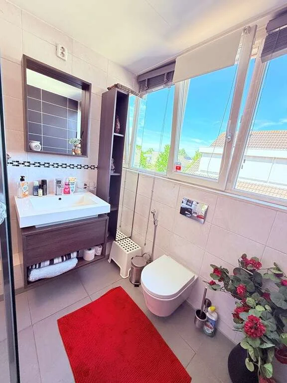 geblurde versie van de foto als achtergrond