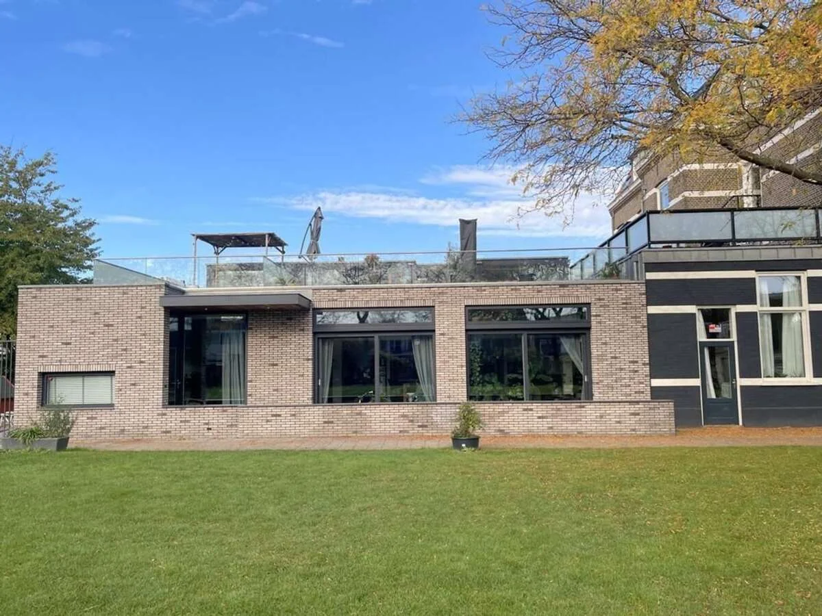 geblurde versie van de foto als achtergrond