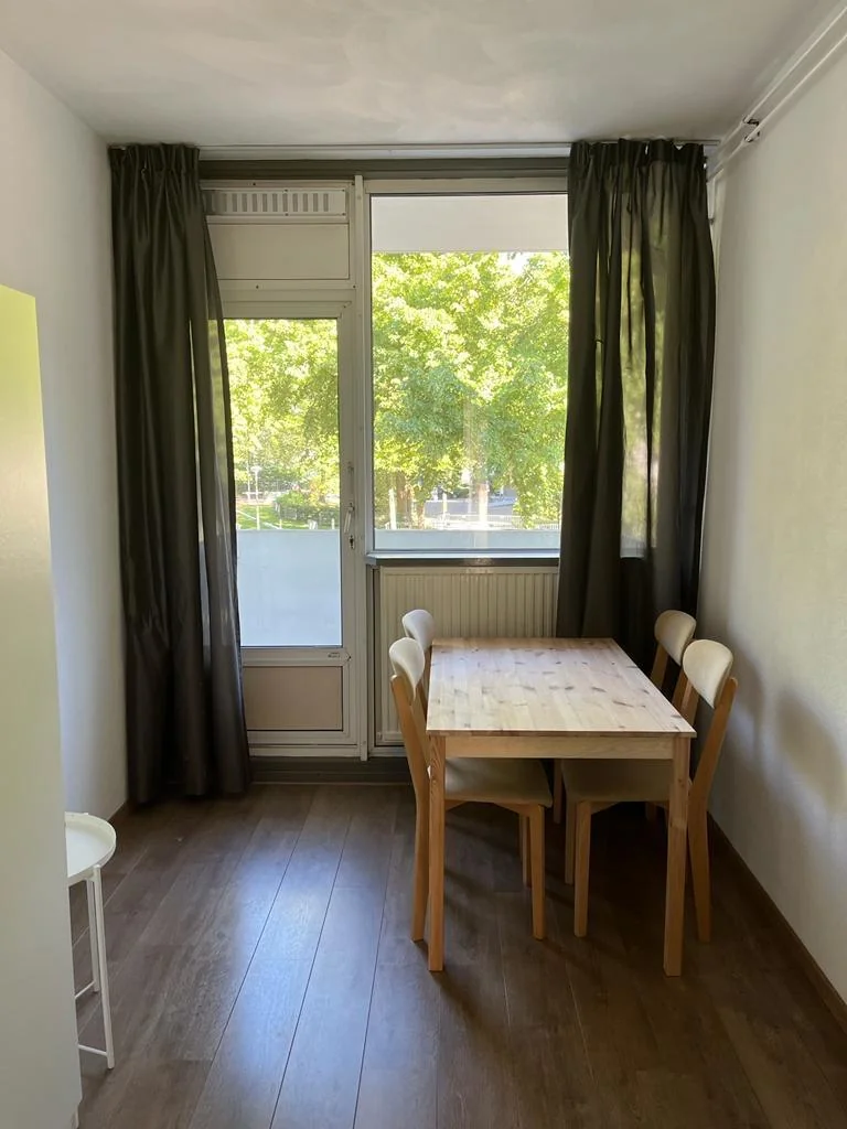 geblurde versie van de foto als achtergrond