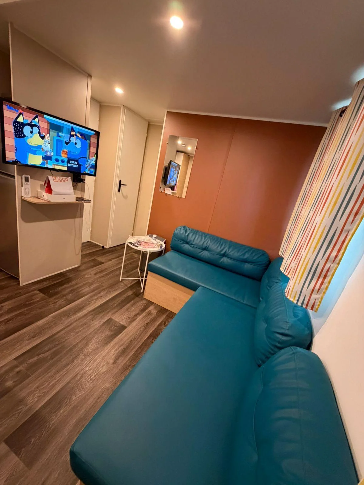 geblurde versie van de foto als achtergrond