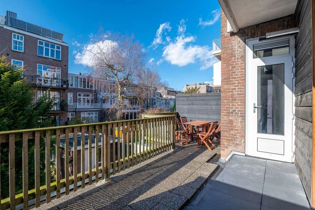 geblurde versie van de foto als achtergrond