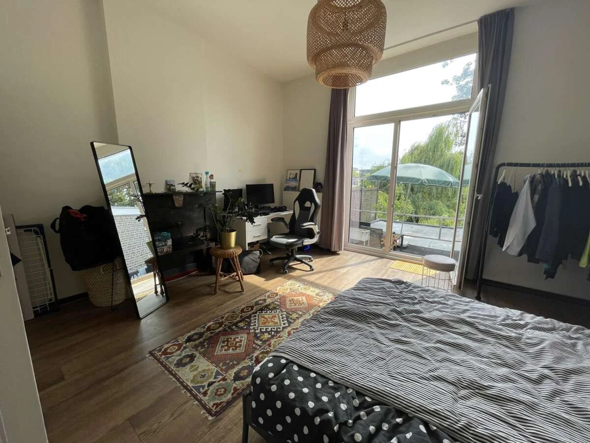 geblurde versie van de foto als achtergrond