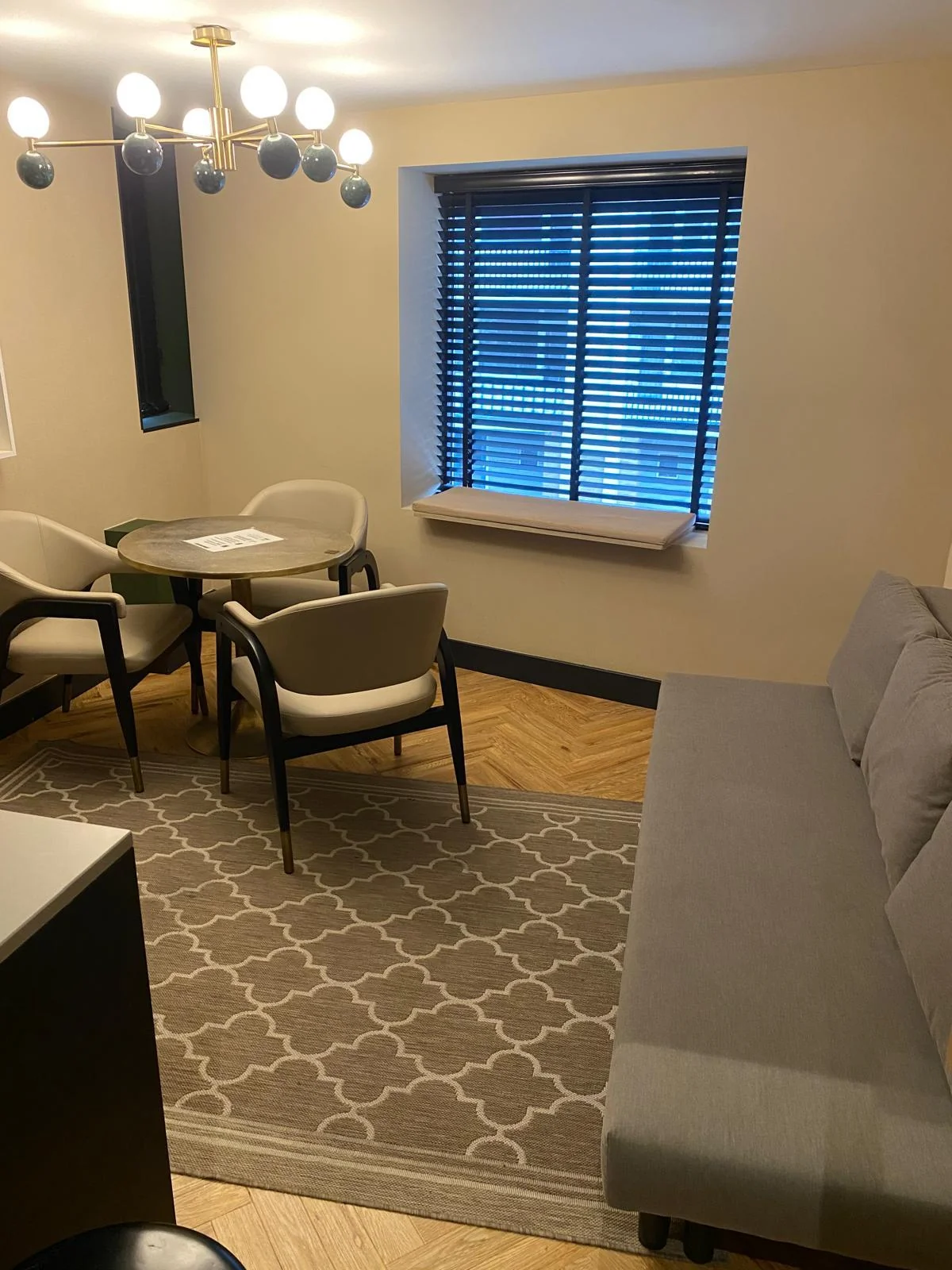 geblurde versie van de foto als achtergrond