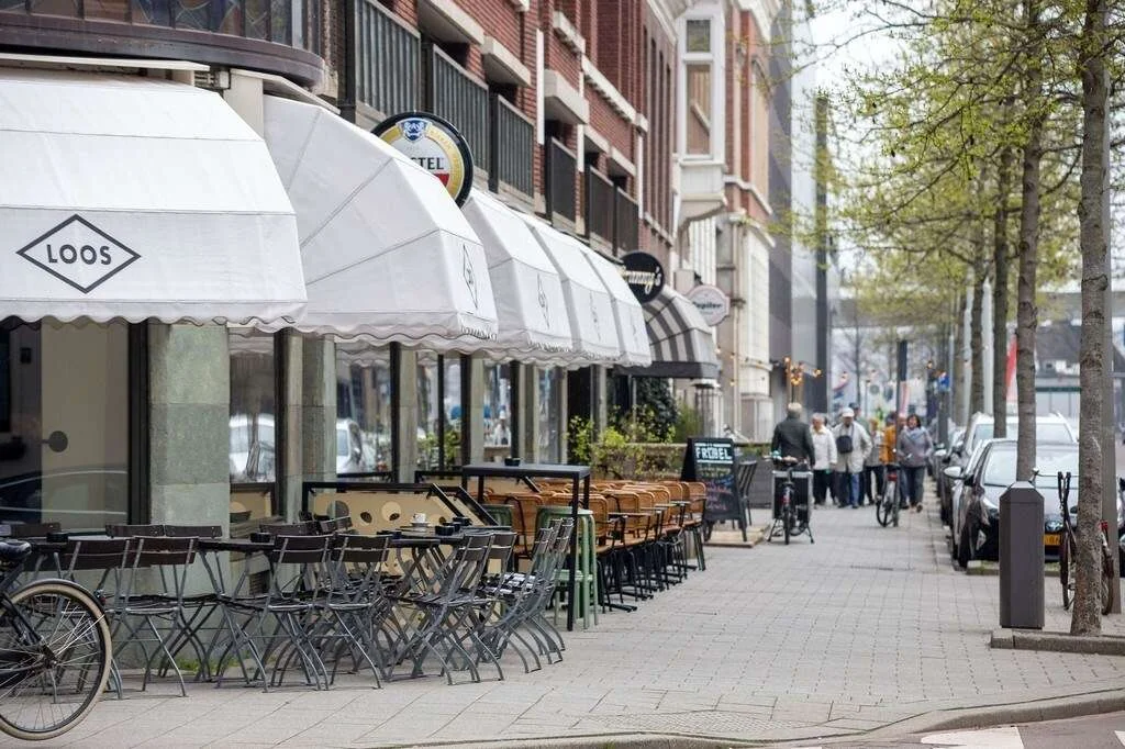 geblurde versie van de foto als achtergrond