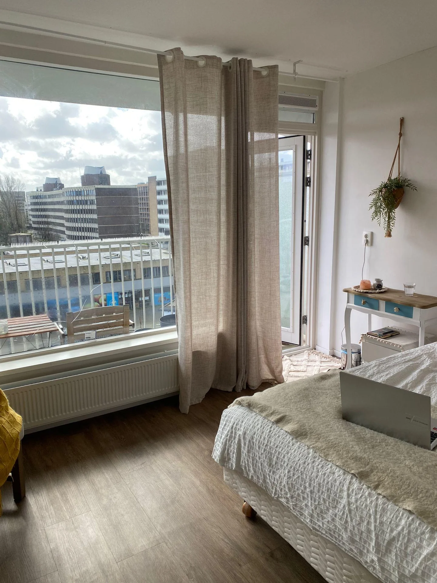 geblurde versie van de foto als achtergrond