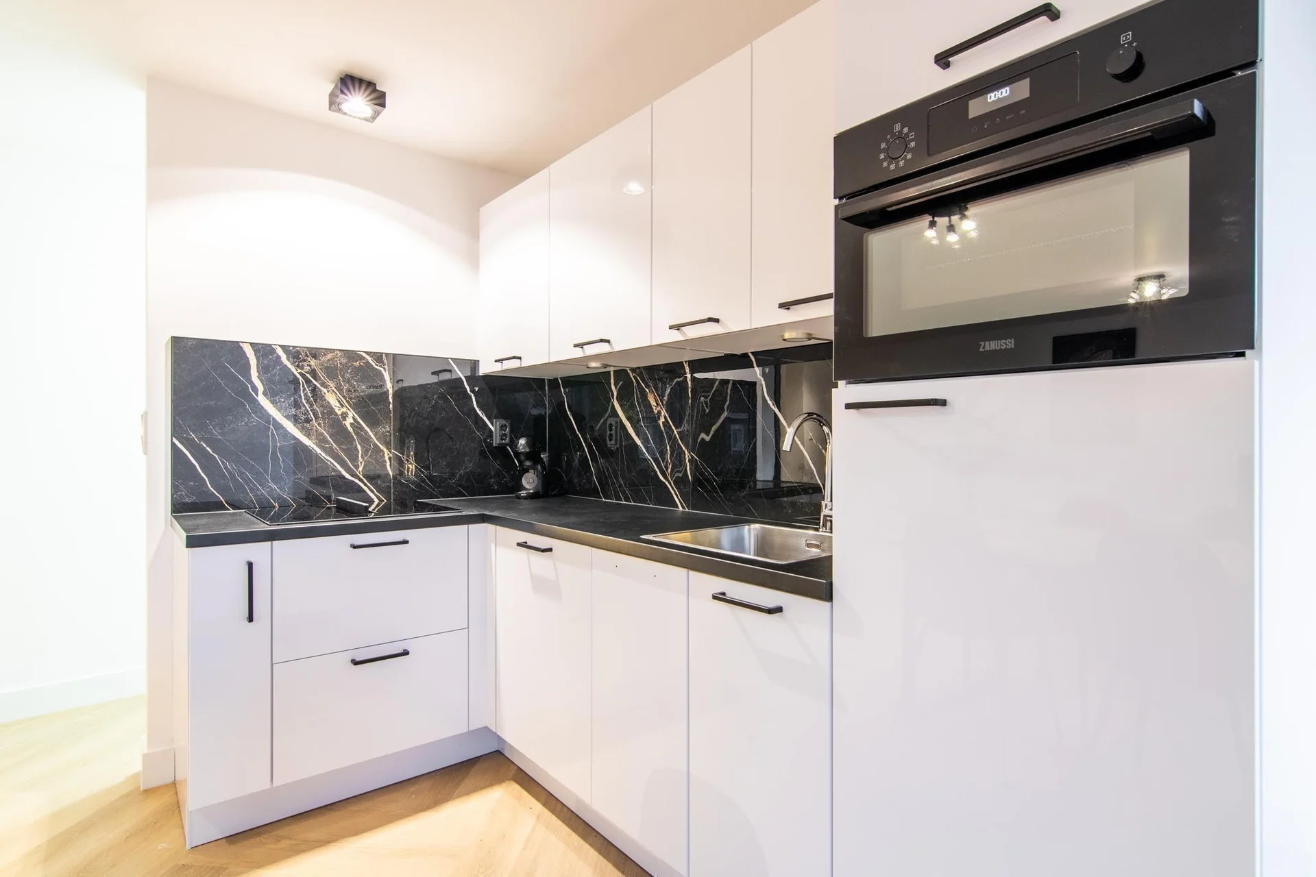 geblurde versie van de foto als achtergrond