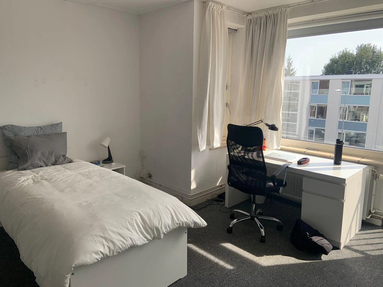 geblurde versie van de foto als achtergrond