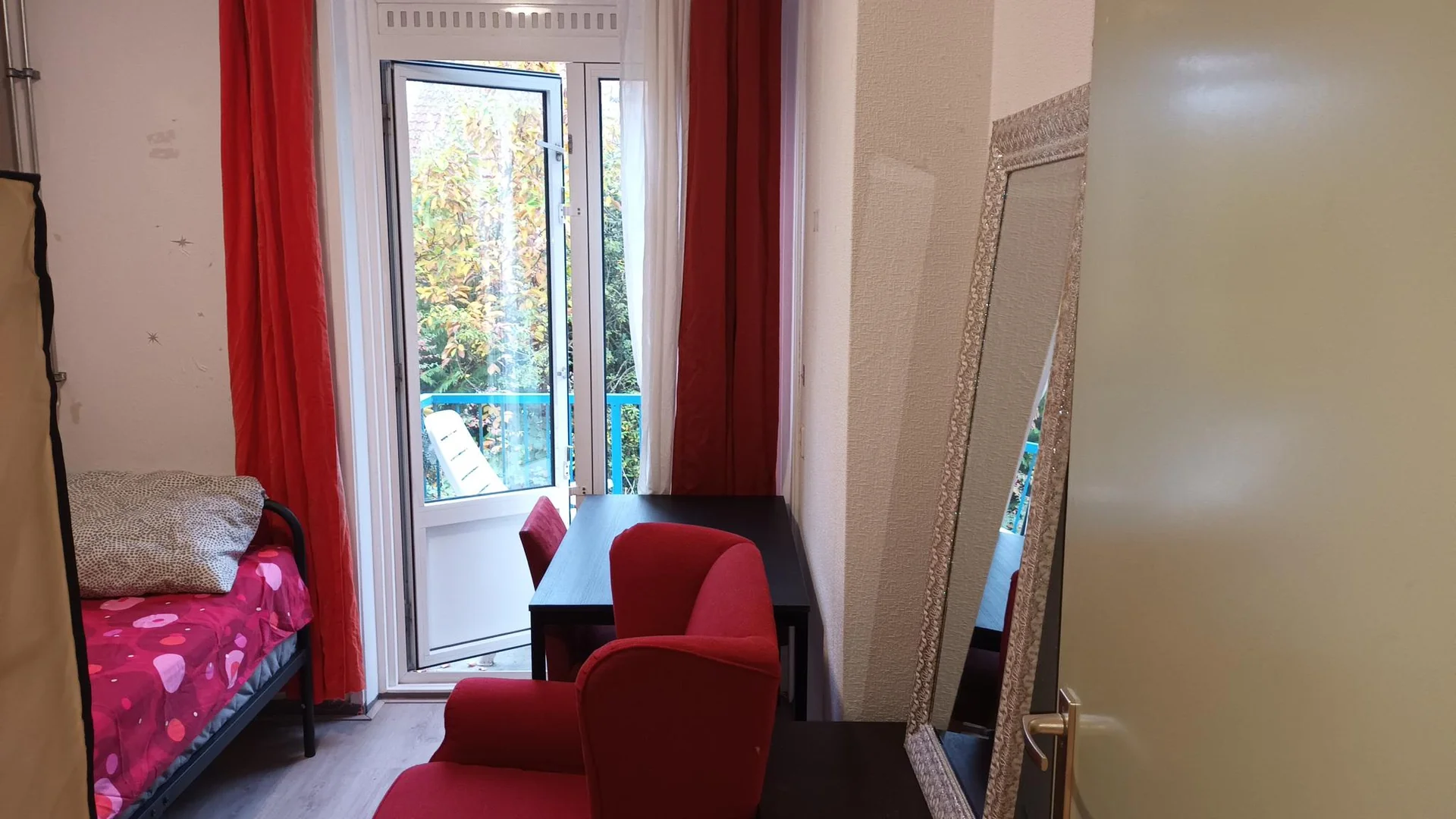 geblurde versie van de foto als achtergrond