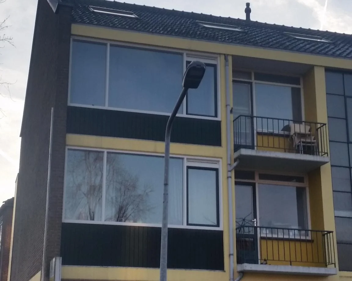 geblurde versie van de foto als achtergrond