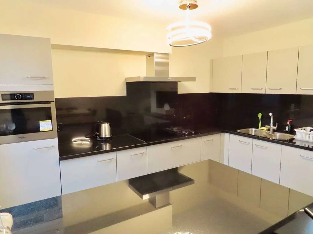 geblurde versie van de foto als achtergrond