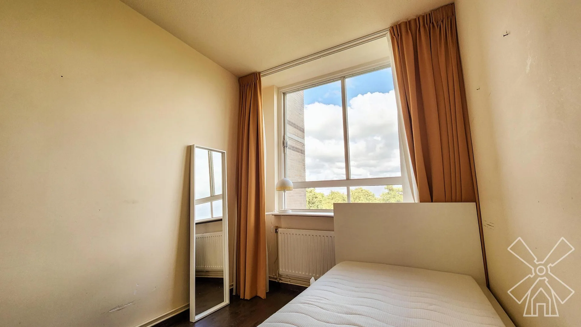 geblurde versie van de foto als achtergrond