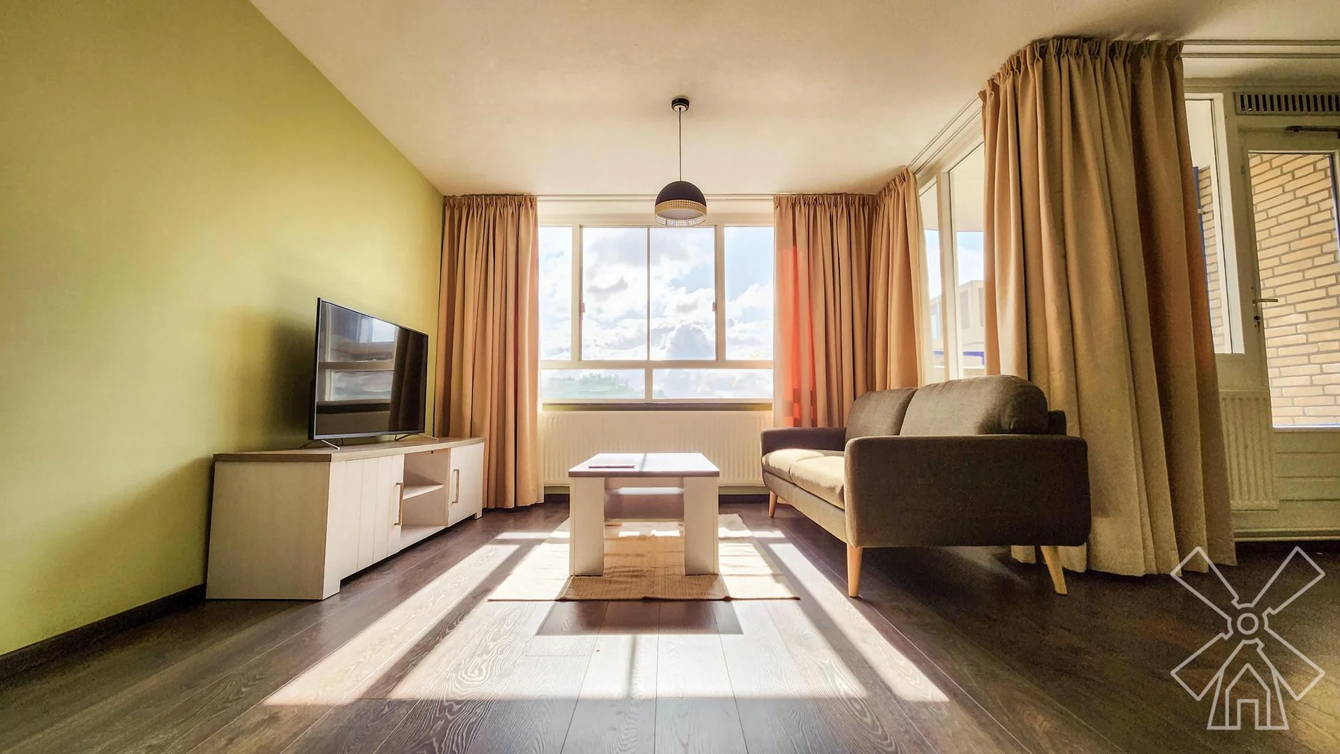 geblurde versie van de foto als achtergrond