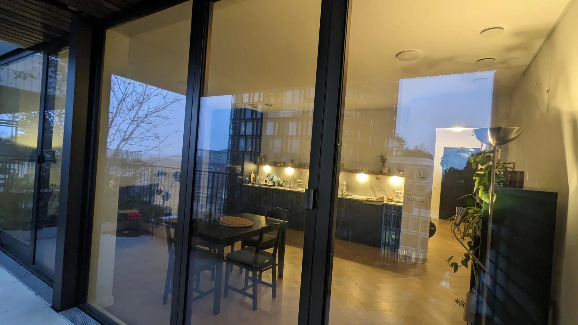 geblurde versie van de foto als achtergrond