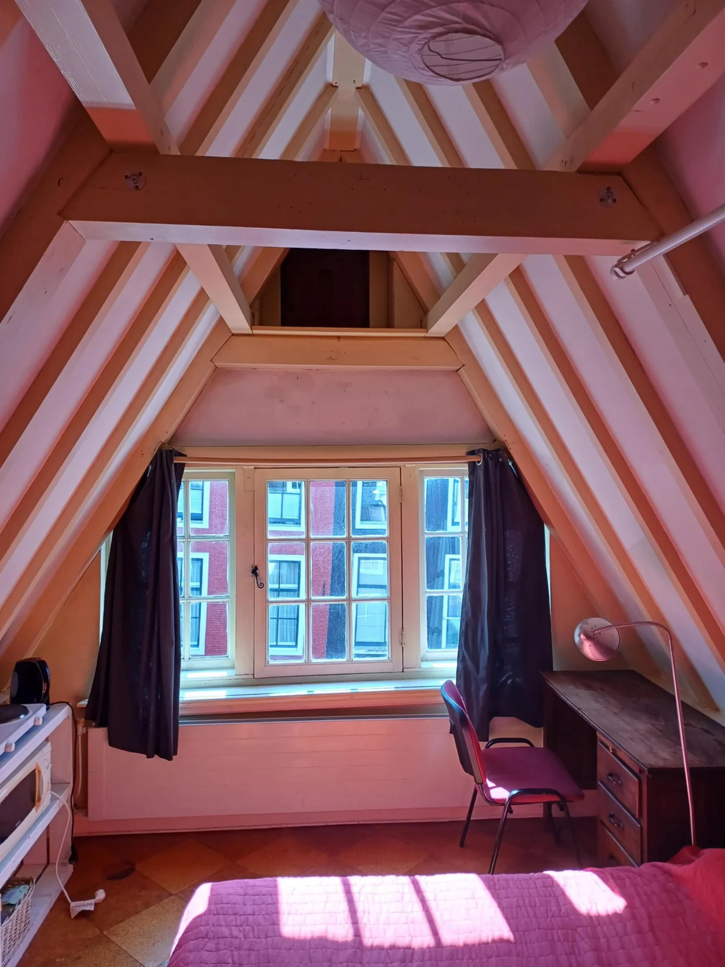 Foto van de Kamer gelegen aan de Utrechtsestraat in Amsterdam