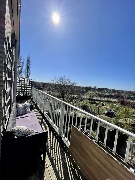 geblurde versie van de foto als achtergrond