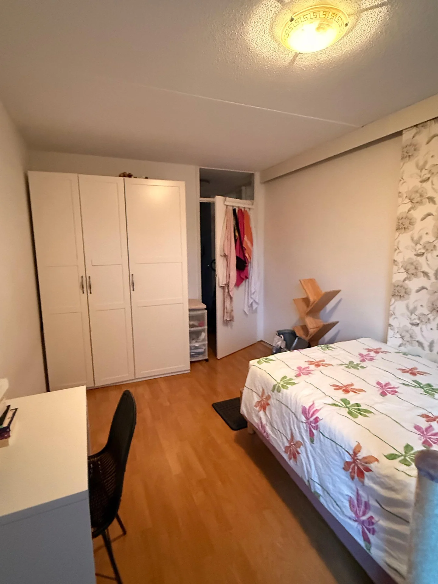 Foto van de Kamer gelegen aan de Douwes Dekkerstraat in Amsterdam