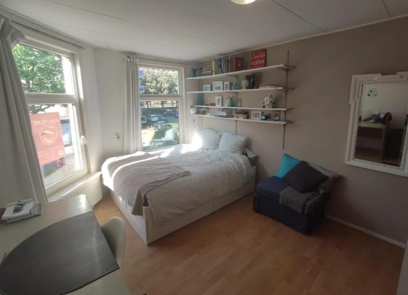 geblurde versie van de foto als achtergrond