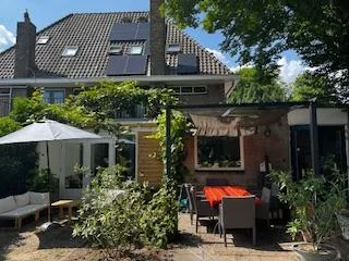 geblurde versie van de foto als achtergrond