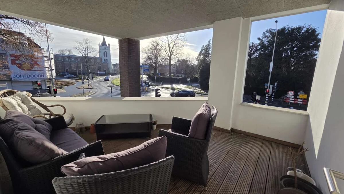 geblurde versie van de foto als achtergrond