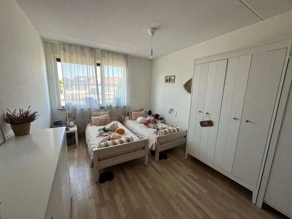 geblurde versie van de foto als achtergrond