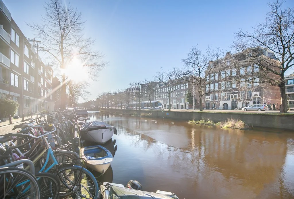 geblurde versie van de foto als achtergrond