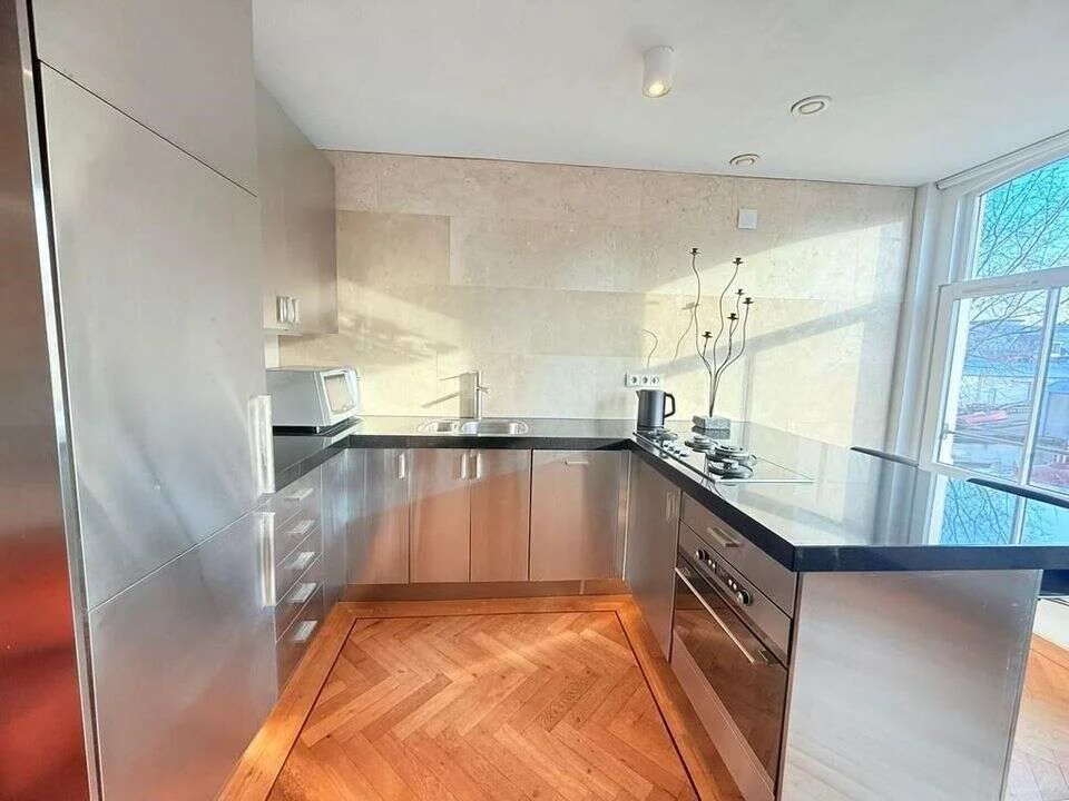 geblurde versie van de foto als achtergrond