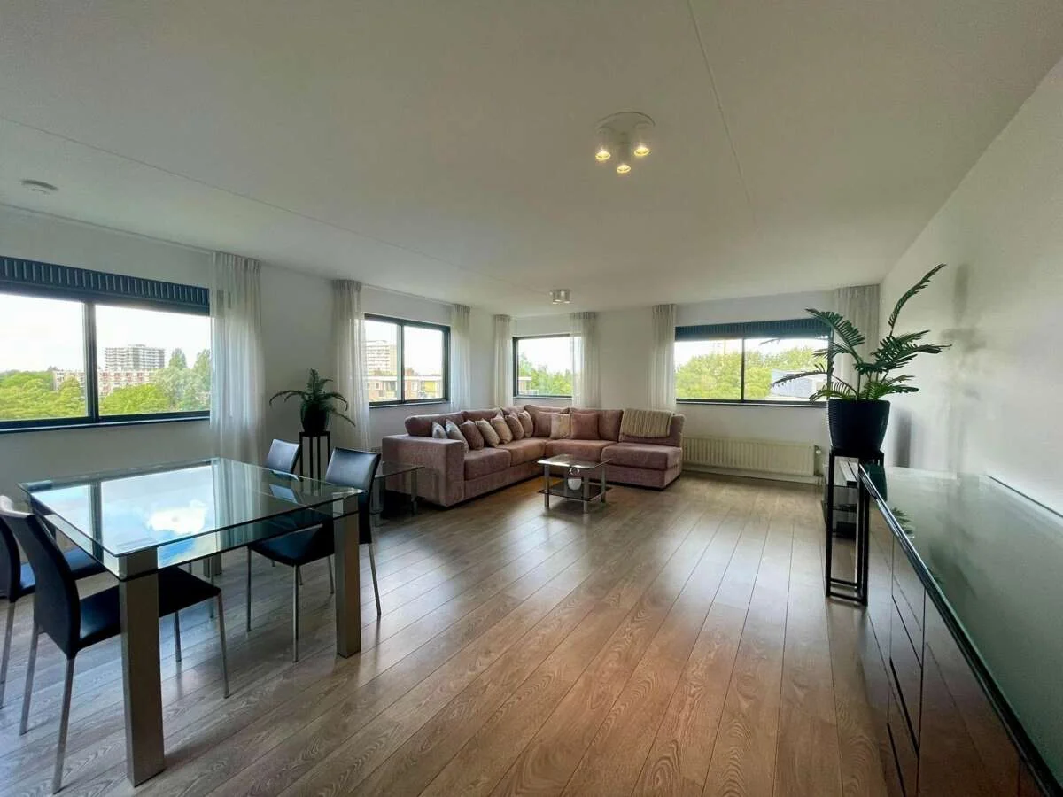 geblurde versie van de foto als achtergrond