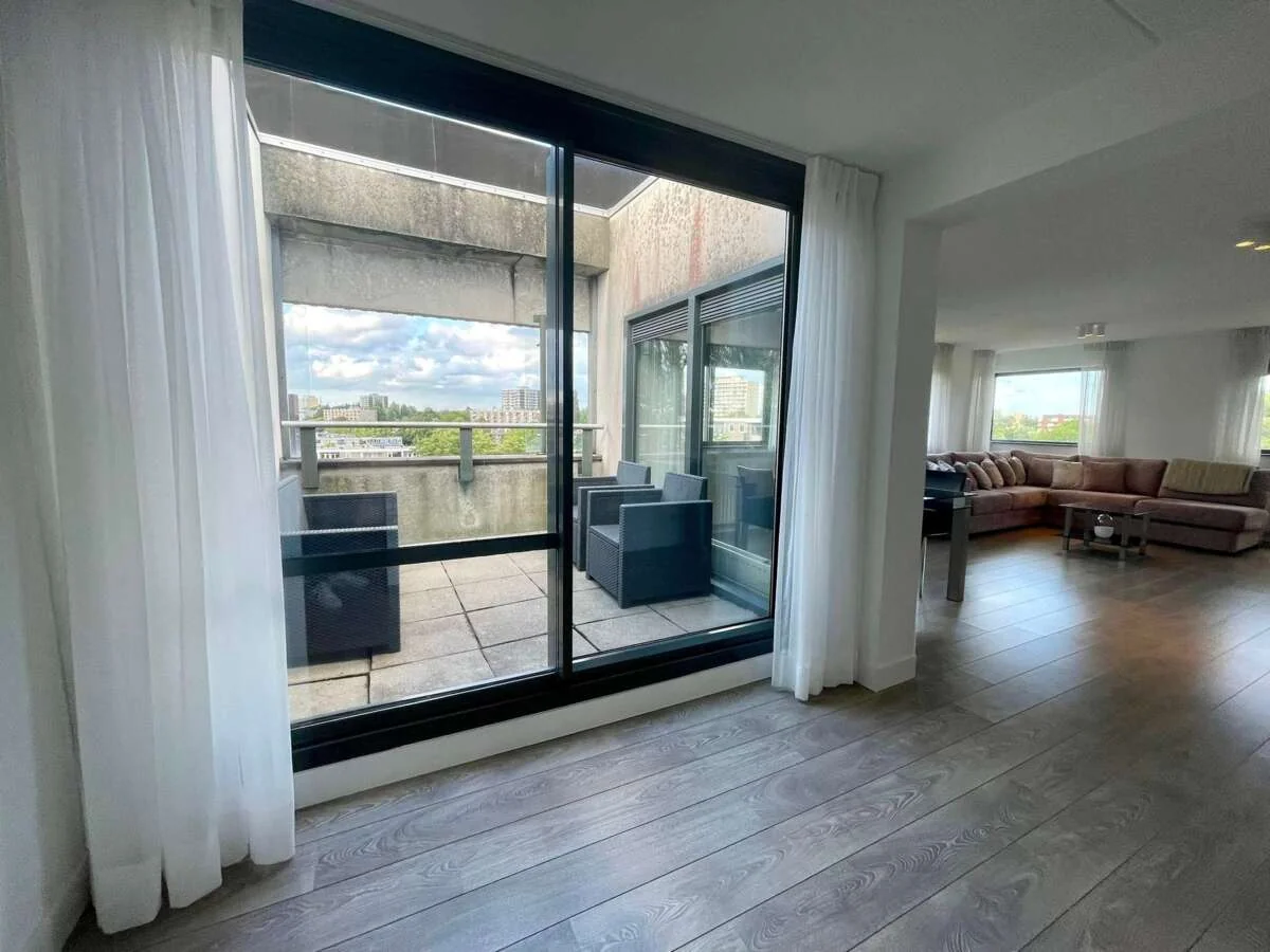 geblurde versie van de foto als achtergrond