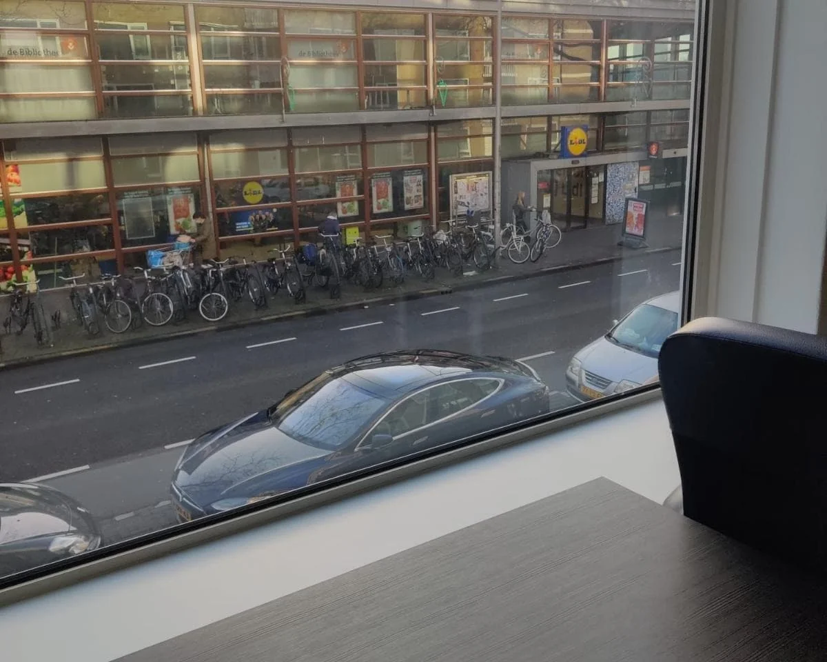 geblurde versie van de foto als achtergrond