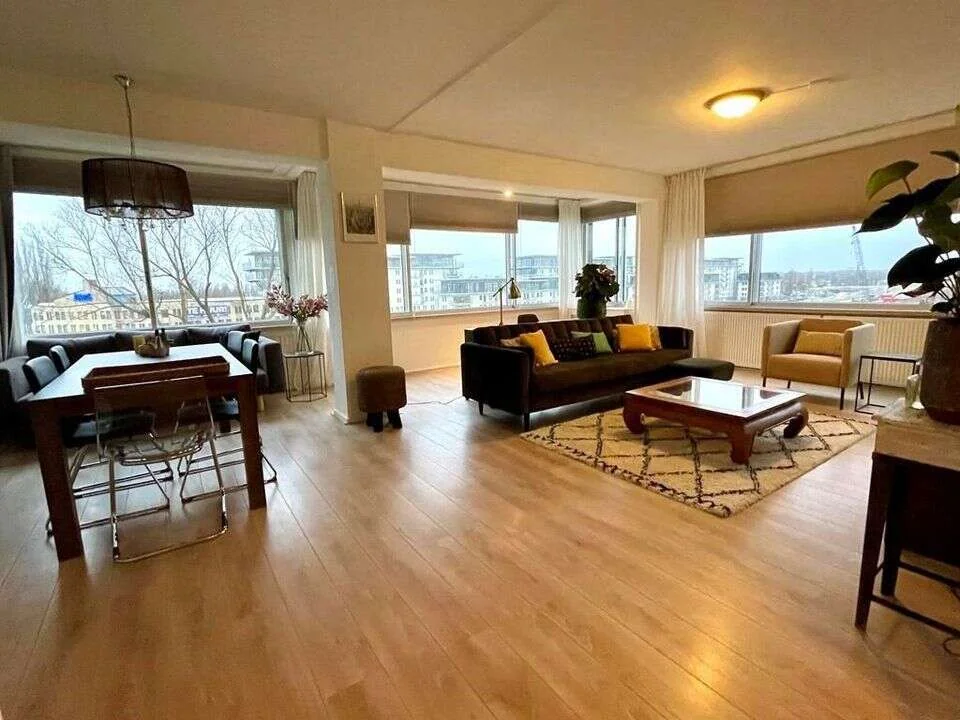 geblurde versie van de foto als achtergrond