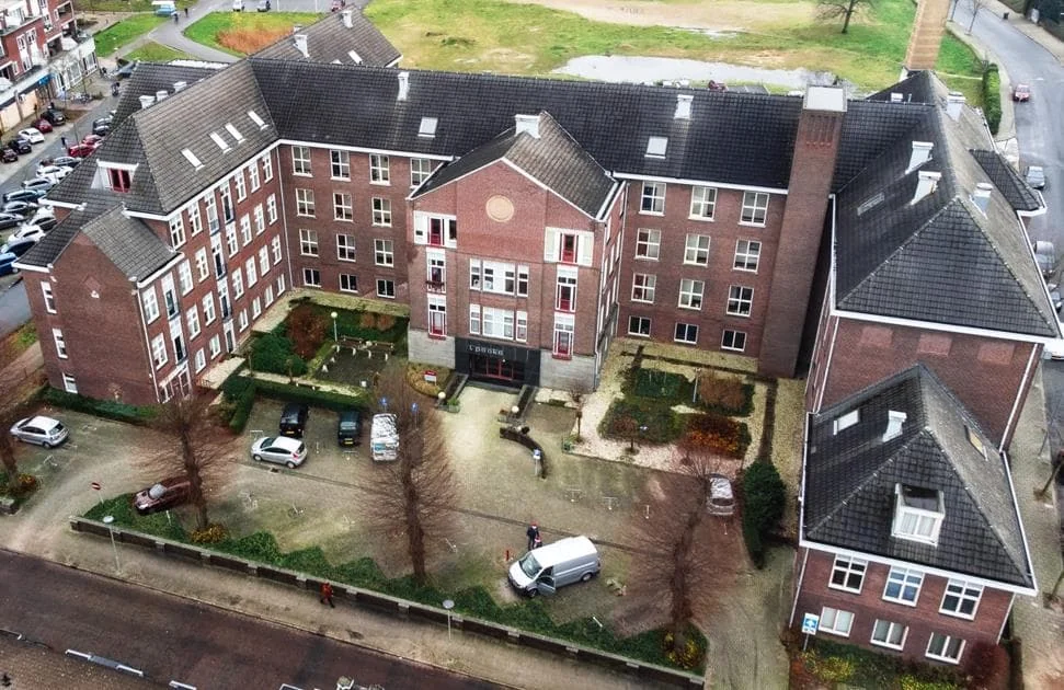 geblurde versie van de foto als achtergrond